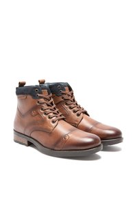 Bottes de cheville en cuir marron avec un col en daim bleu foncé. Les caractéristiques comprennent des lacets ronds, une finition texturée et une semelle en caoutchouc contrastante.