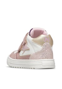 Rosa und weiße High-Top-Sneaker mit Glitzerakzenten, Sternmotiv und Klettverschluss. Verfügt über einen gepolsterten Kragen und strukturierte Muster.