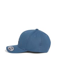 Blå kasket lavet af tekstureret stof, med en buet skygge og broderet logo. Seks ventilationsøjer og snapback lukning synlige.