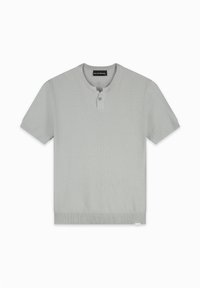 Lichtgrijs, kortom mouw gebreid shirt met een ronde hals, voorzien van een knoopsluiting. Geribbelde details aan de onderrand en manchet.
