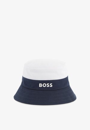 Chapeau seau bleu marine et blanc en coton, avec un large bord tombant et une bande de logo blanche portant "BOSS" en lettres majuscules.