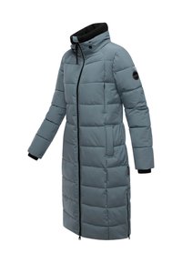 Duga, svijetloplava podstavljena jakna s visokim ovratnikom, zatvaranjem na patentni zatvarač i crnim detaljima na manžetama. Ima horizontalno šivenje i bočne džepove.