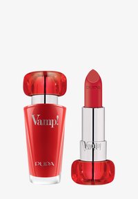 Lápiz labial rojo y esmalte de u�ñas a juego en envases elegantes. El lápiz labial tiene una base plateada; ambos cuentan con tapas redondas rojas y la marca "Vamp!".