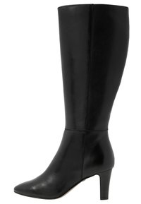 Botte en cuir noir, montant jusqu'au genou, avec un bout pointu, une forme effilée et un talon bloc de hauteur moyenne. Texture lisse avec des détails de couture subtils.