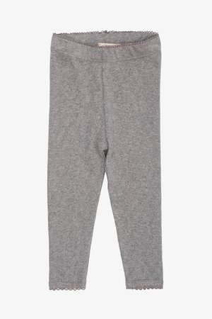 Pilkos leggingos, pagamintos iš minkštos, tekstūruotos medžiagos. Turi banguotą juosmenį ir raštuotą dizainą visame paviršiuje. Pilno ilgio, su prigludusia forma.