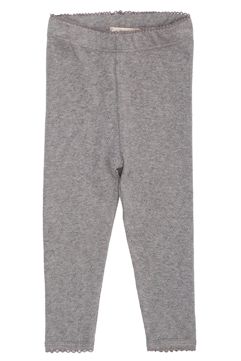 Szürke leggings puha, texturált anyagból. Hagyományos derékpánttal és mintás dizájnnal rendelkezik. Teljes hosszúságú, testhez simuló fazonban.