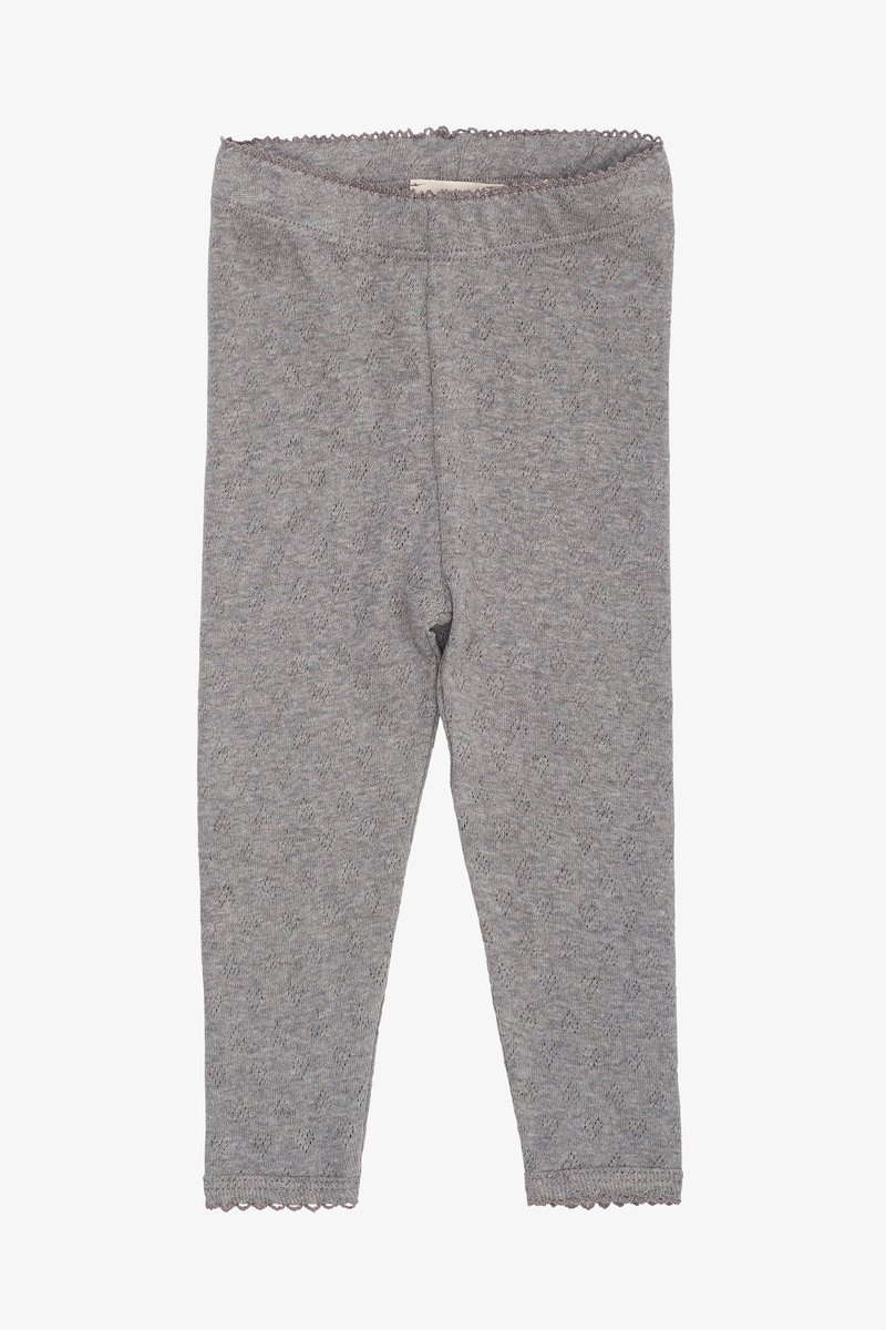 Szürke leggings puha, texturált anyagból. Hagyományos derékpánttal és mintás dizájnnal rendelkezik. Teljes hosszúságú, testhez simuló fazonban.