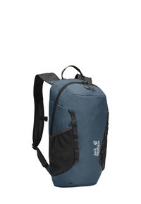 Zaino in tessuto blu con una forma strutturata, chiusura con zip, tasche laterali in rete e un logo frontale. Spallacci imbottiti per il comfort.