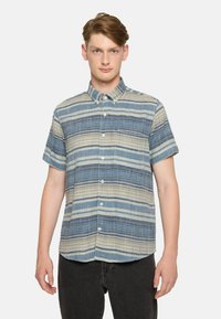 Camisa de botones de manga corta a rayas en azul, crema y topo; tejido texturizado; bolsillo en el pecho; cuello puntiagudo; dobladillo curvado.