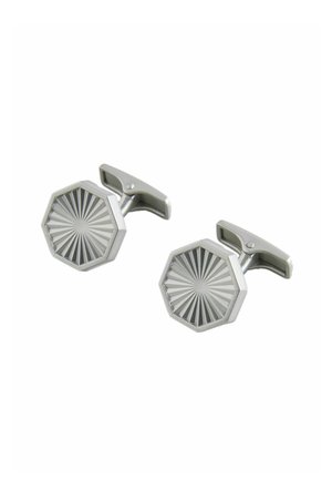 Paar silberne oktogonale Manschettenknöpfe mit eingraviertem Sonnenstrahlmuster auf der Oberfläche, dargestellt vor weißem Hintergrund.