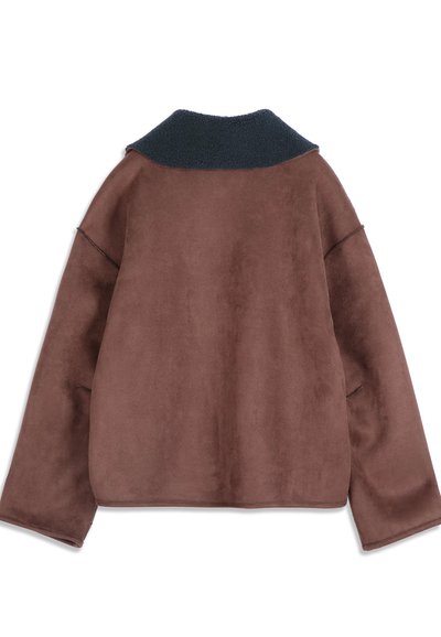 Veste en daim marron à manches larges et col en polaire noire, vue de dos sur fond blanc.