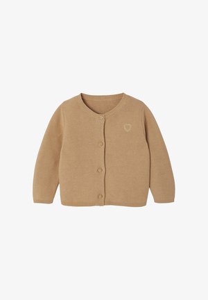 Beige gestrickte Strickjacke mit rundem Ausschnitt, vorderen Knöpfen und einem kleinen Herzdetail. Weiche Textur mit langen Ärmeln.