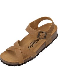 Bruine suède sandaal met gekruiste bandjes en een enkelgesp. Korken voetbed en gestructureerde zwarte rubberen zool. Vlak ontwerp voor comfort.