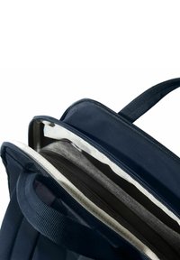 Borsa blu con zip, dal tatto morbido, con una fodera interna in tessuto leggero. Due manici per il trasporto; sezioni per l'organizzazione visibili.