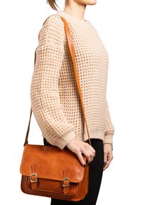 Borsa a tracolla in pelle marrone con pattina, due fibbie frontali e cuciture in contrasto. Tessuto liscio con una forma strutturata.