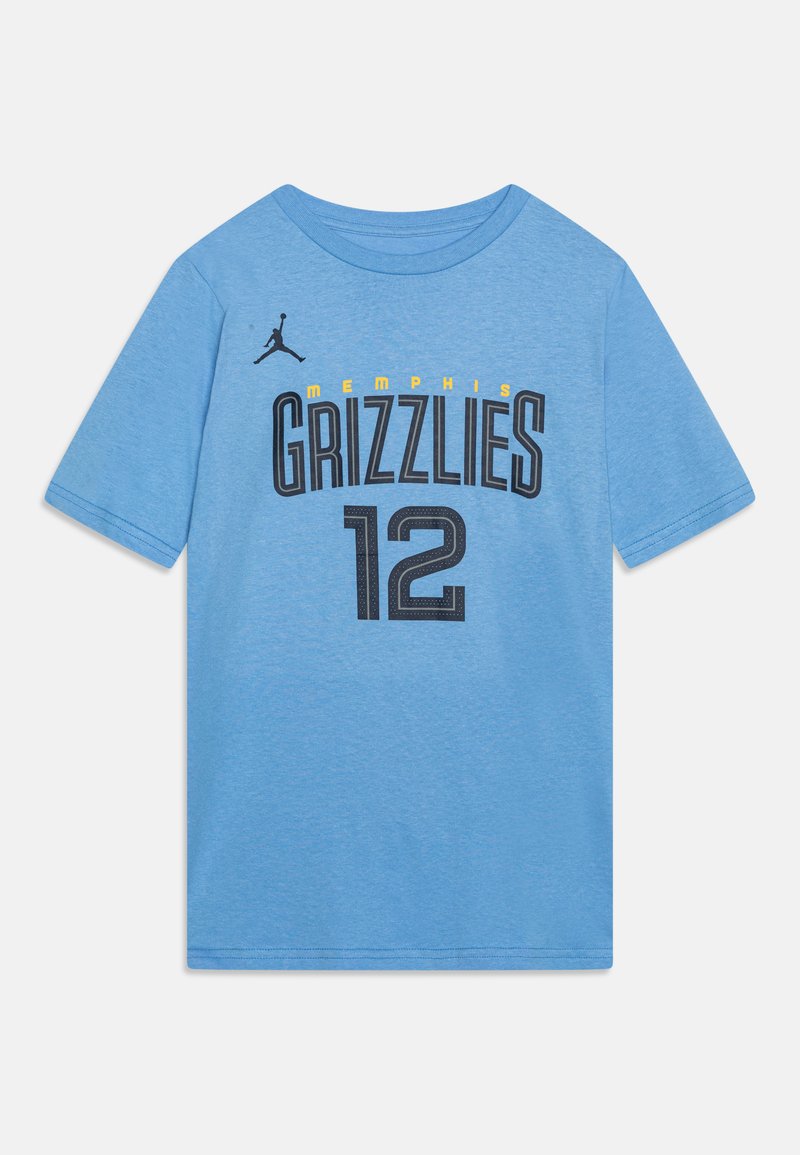 Svetlo modra bombažna majica s kratkimi rokavi, ki vsebuje besedilo "MEMPHIS GRIZZLIES", številko "12" in Jordanov logotip v črnih in rumenih odtenkih.