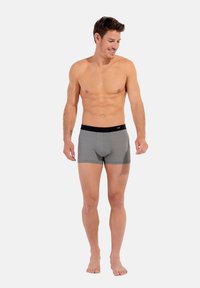Boxer briefs da uomo grigi con un motivo geometrico, dotati di un cinturino elastico nero. Realizzati in un materiale morbido ed elastico per il massimo comfort.