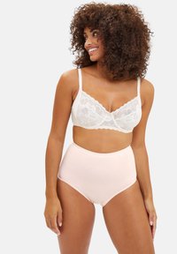 Soutien-gorge blanc en dentelle avec motifs floraux, culotte taille haute rose pâle, texture lisse, bretelles réglables et détail de marque subtil.