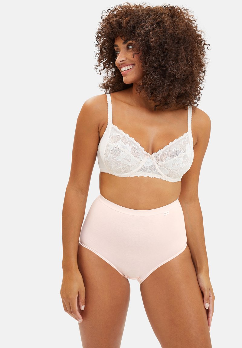 Soutien-gorge blanc en dentelle avec motifs floraux, culotte taille haute rose pâle, texture lisse, bretelles réglables et détail de marque subtil.