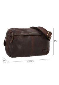 Sac bandoulière en cuir marron foncé avec sangle réglable, poche avant zippée et dimensions indiquées comme 26 cm x 16 cm x 6 cm.