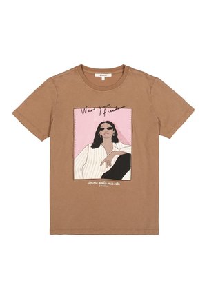 T-shirt en coton marron avec un imprimé graphique représentant une silhouette assise portant des lunettes de soleil, accompagné du texte "Porte ta liberté" en accents roses et noirs.