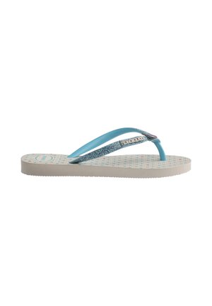 Singolo sandalo infradito beige con cinturini glitter azzurro chiaro e piccolo dettaglio metallico con il nome del marchio su un cinturino.