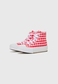 Røde og hvite rutete høye sneakers med hvite snørebånd, gummitåhette og flate hvite såler. Stylet med et gingham-mønster.