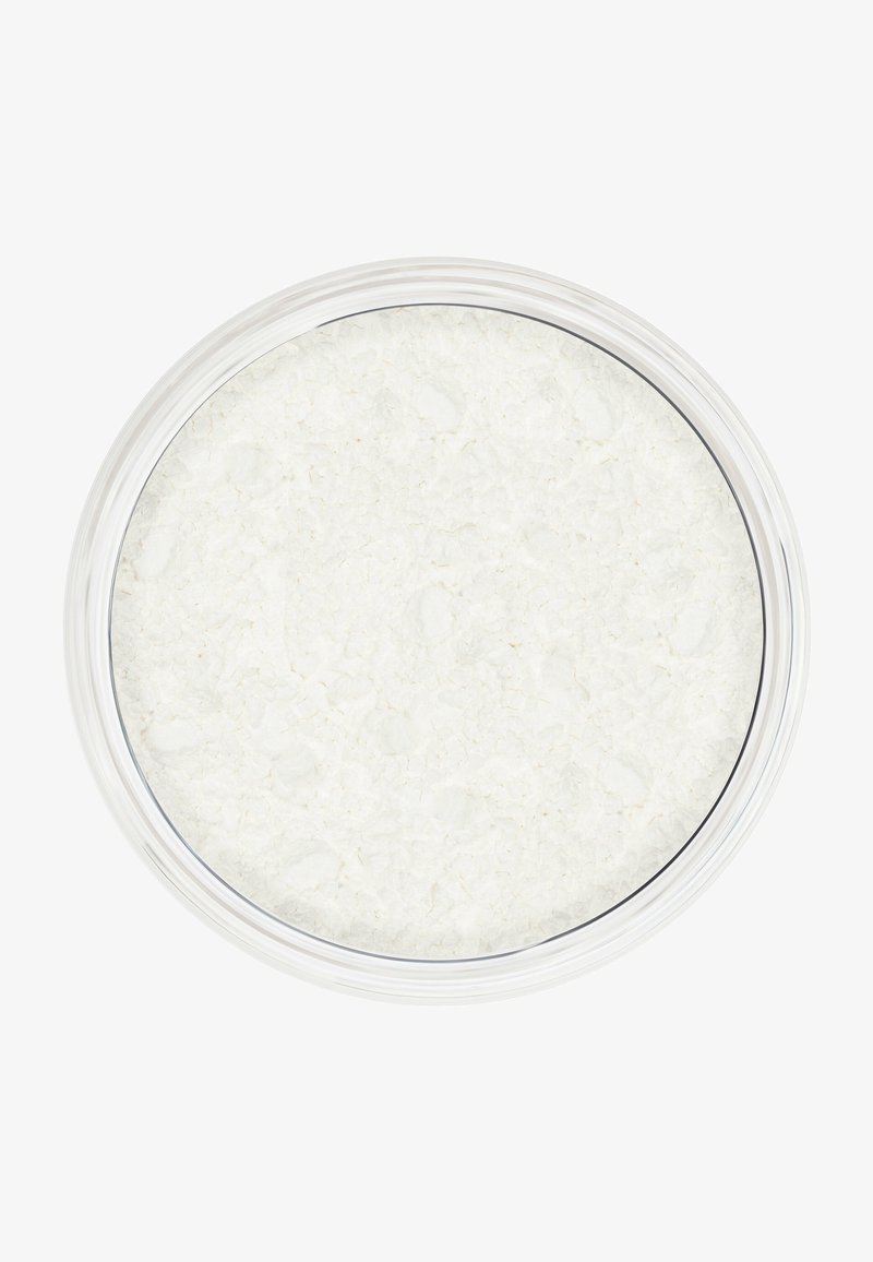 Weißes grobkörniges Salz in einem klaren runden Behälter. Der Deckel ist transparent mit einem schwarzen Rand und zeigt die strukturierte, körnige Oberfläche des Salzes.