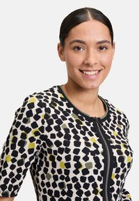 Czarna i oliwkowa zielona bluza na zamek z wzorem, o prążkowanej fakturze i okrągłym dekolcie, z rękawami o długości trzech kwart.