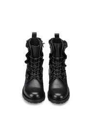 Stivali neri in pelle alla caviglia con colletto arricciato, lacci frontali e suola in gomma texturizzata. Accenti di cucitura notevoli e linguetta sul retro.