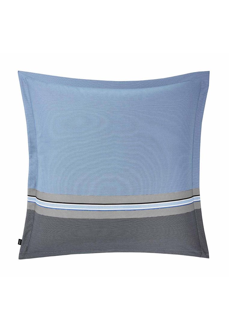 Coussin carré en bleu clair avec un tissu texturé, présentant des rayures horizontales en gris, bleu et une fine ligne noire. Bords renforcés.
