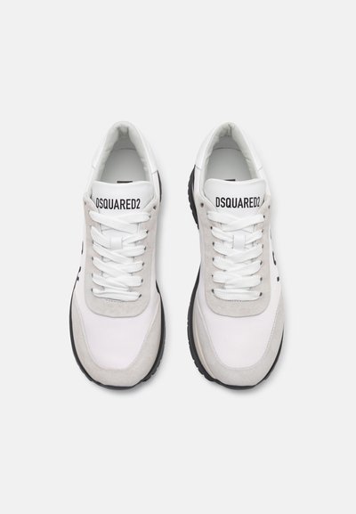Baskets blanches et grises en matériaux suédé et en mesh, bout rond, semelle noire, lacets plats, avec le logo "DSQUARED2" sur la languette.