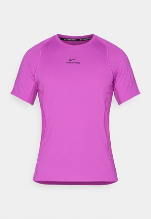Nike Pro kurzärmliges Sportshirt in leuchtendem Pink, gefertigt aus elastischem, feuchtigkeitsableitendem Stoff. Mit Logo auf der Vorderseite und nahtlosem Design.