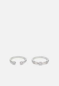 Set von zwei silbernen Ringen, von denen jeder mit klaren Edelsteinen verziert ist. Der eine Ring hat einen einzelnen Stein, der andere hat drei Steine in einer Reihe.