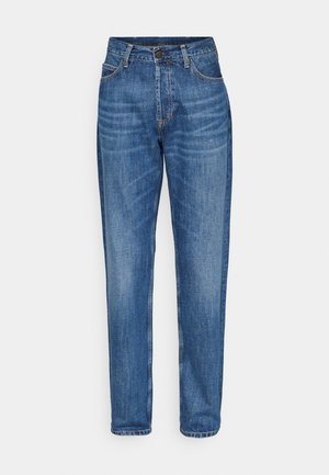 Jean en denim bleu avec une coupe droite, taille haute, poches avant et fermeture à un seul bouton. Lavage moyen avec un léger délavage.