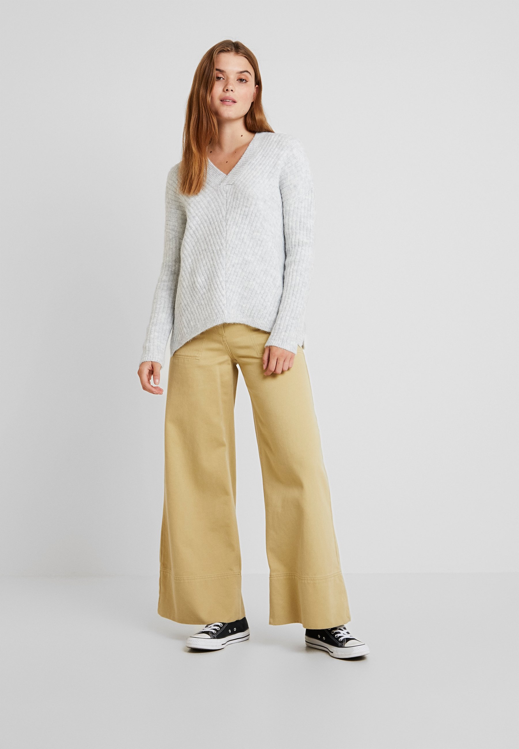 TWINTIP Strikkegenser light grey Zalando.no TWINTIP Bukse beige Zalando.no
