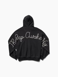 Sweat à capuche noir avec texte blanc en écriture cursive "The Gap Awake Sq" dans le dos et sur les manches.