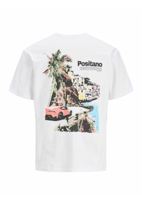 T-shirt blanc avec graphique d’une route côtière en falaise, voiture de sport rouge, palmier, bâtiments pastel, et le mot « Positano » dans le dos.
