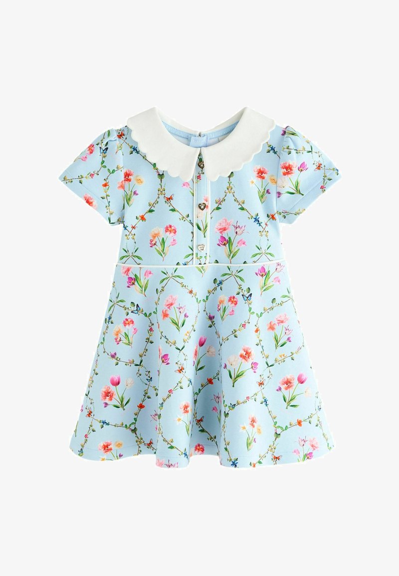 Világoskék gyerekruha fehér hullámos szegélyű gallérral, rövid ujjakkal, virág- és pillangómintával, valamint elől szív alakú gombokkal.