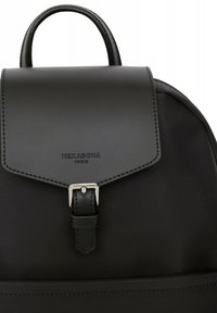 Zaino nero con corpo in tessuto liscio, patta in pelle strutturata con bordi cuciti e hardware in metallo con fibbia. Nome del marchio impresso.