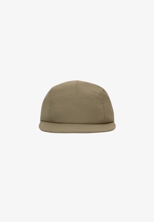 Gorra beige con una corona redondeada, visera plana y detalles cosidos. Fabricada con una tela suave sin logotipos o adornos visibles.