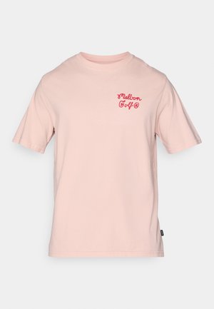Lyserød bomulds T-shirt med korte ærmer og rund halsudskæring. Har et rødt tekstlogo på venstre brystområde. Klassisk pasform, afslappet design.