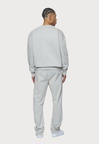 Pegador LOGO WIDE PANTS - Dresside alumine osa - washed pearl grey