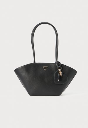 Sac en cuir noir avec une finition texturée, une base large et un dessus effilé. Dispose de deux poignées et d'un charme en forme de cœur avec des breloques en forme de clé.