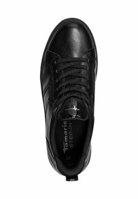 Sneaker nera con tomaia in pelle liscia, punta arrotondata, lacci testurizzati e soletta imbottita. Nome del marchio visibile all'interno.