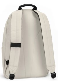 Sac à dos beige clair avec bretelles réglables rembourrées et boucle de poignée noire en haut, vu de dos.