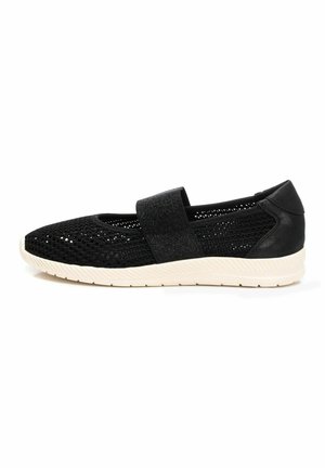 Zapatos de malla negra tipo slip-on, con una amplia banda elástica y acentos de cuero sintético, que cuentan con una suela de goma blanca texturizada.