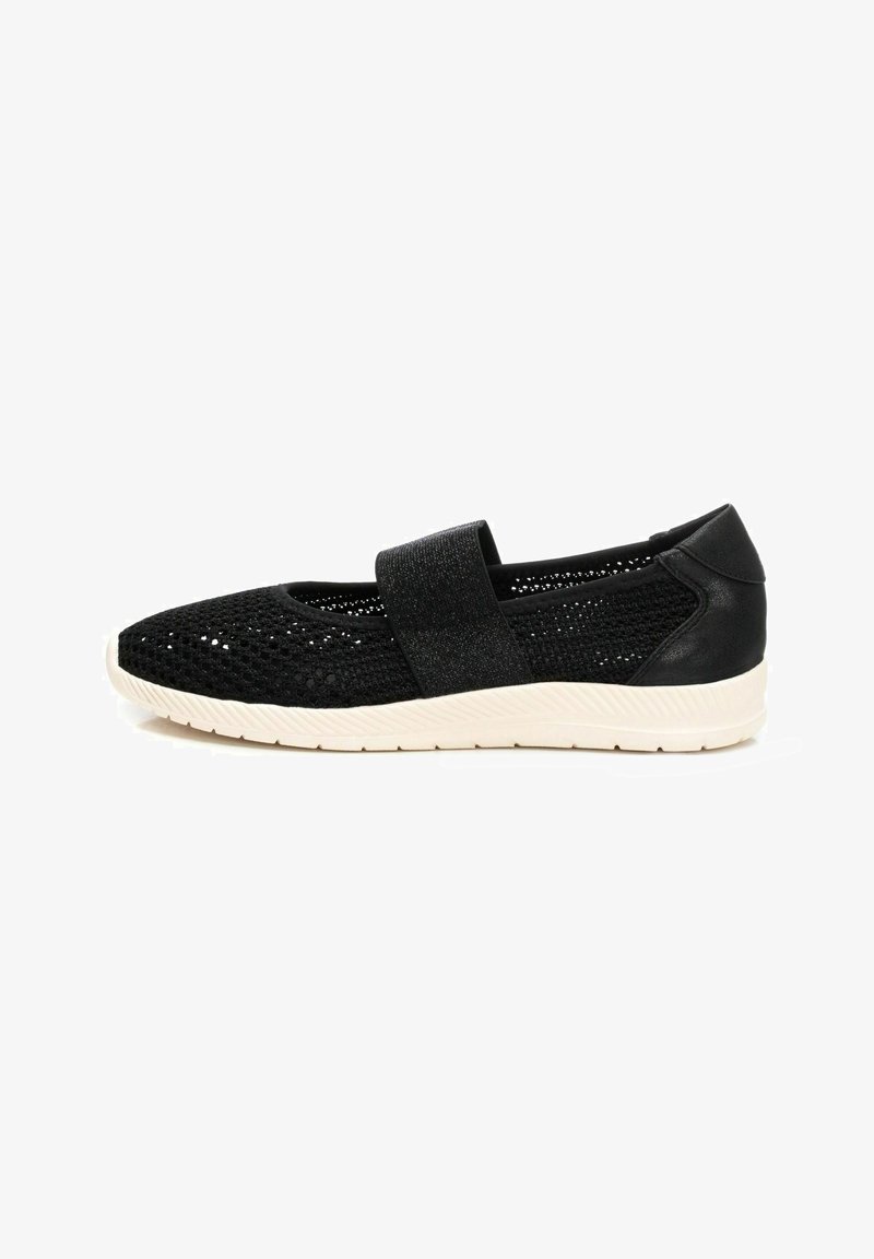 Zapatos de malla negra tipo slip-on, con una amplia banda elástica y acentos de cuero sintético, que cuentan con una suela de goma blanca texturizada.