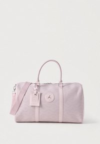 Világos rózsaszín sporttáska textúrált anyagból, dupla fogantyúval, leválasztható vállpánttal és logó részlettel ellátott címkével.