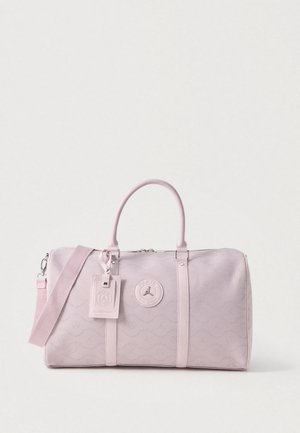 Jasnoróżowa torba sportowa wykonana z teksturowanego materiału, z podwójnymi uchwytami, odpinanym paskiem na ramię oraz etykietą z logo.